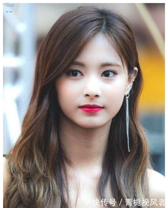 香烟烟雾中的女人